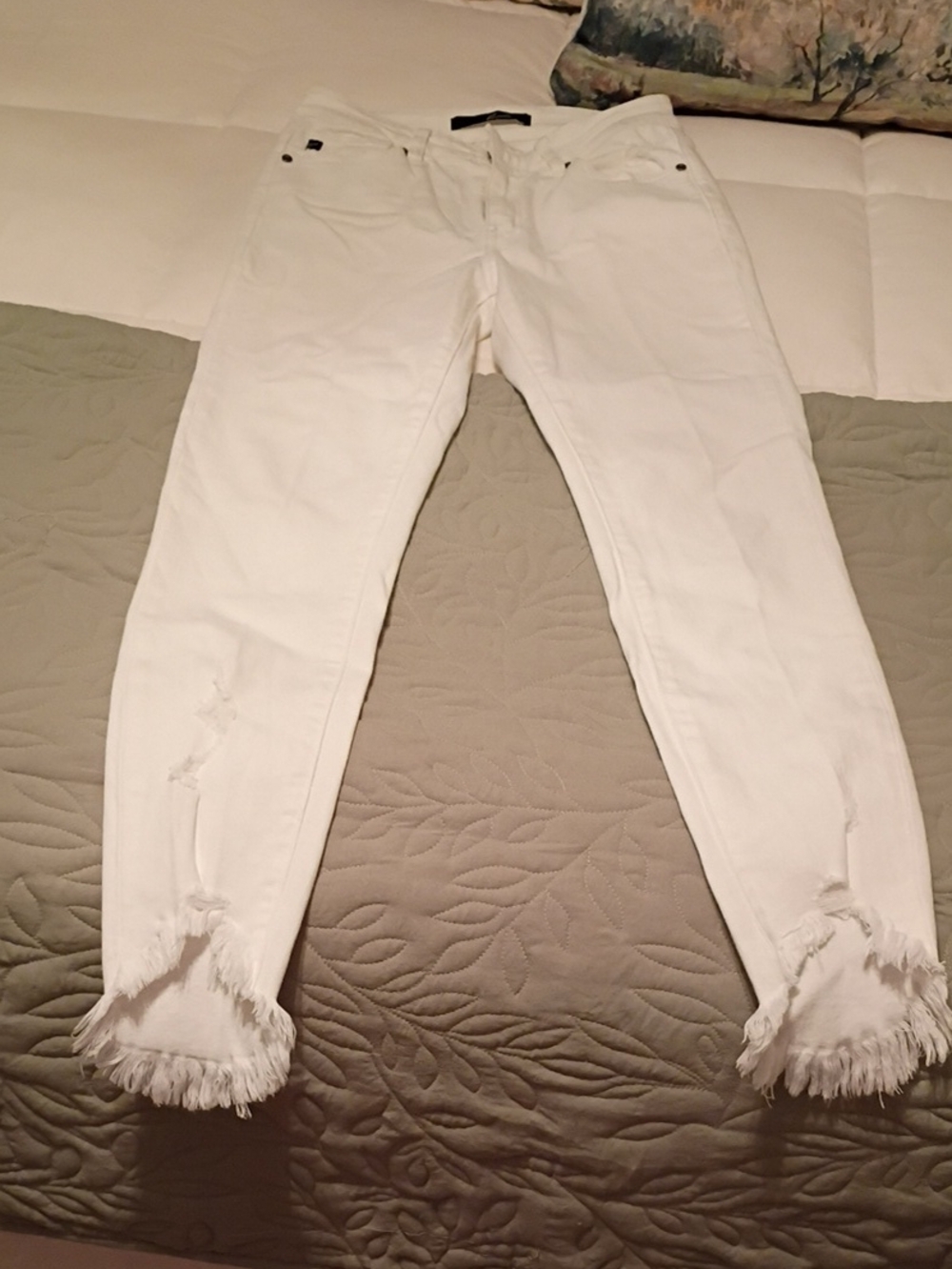 KanCan White Frayed-Hem Ankle Skinny Jeans